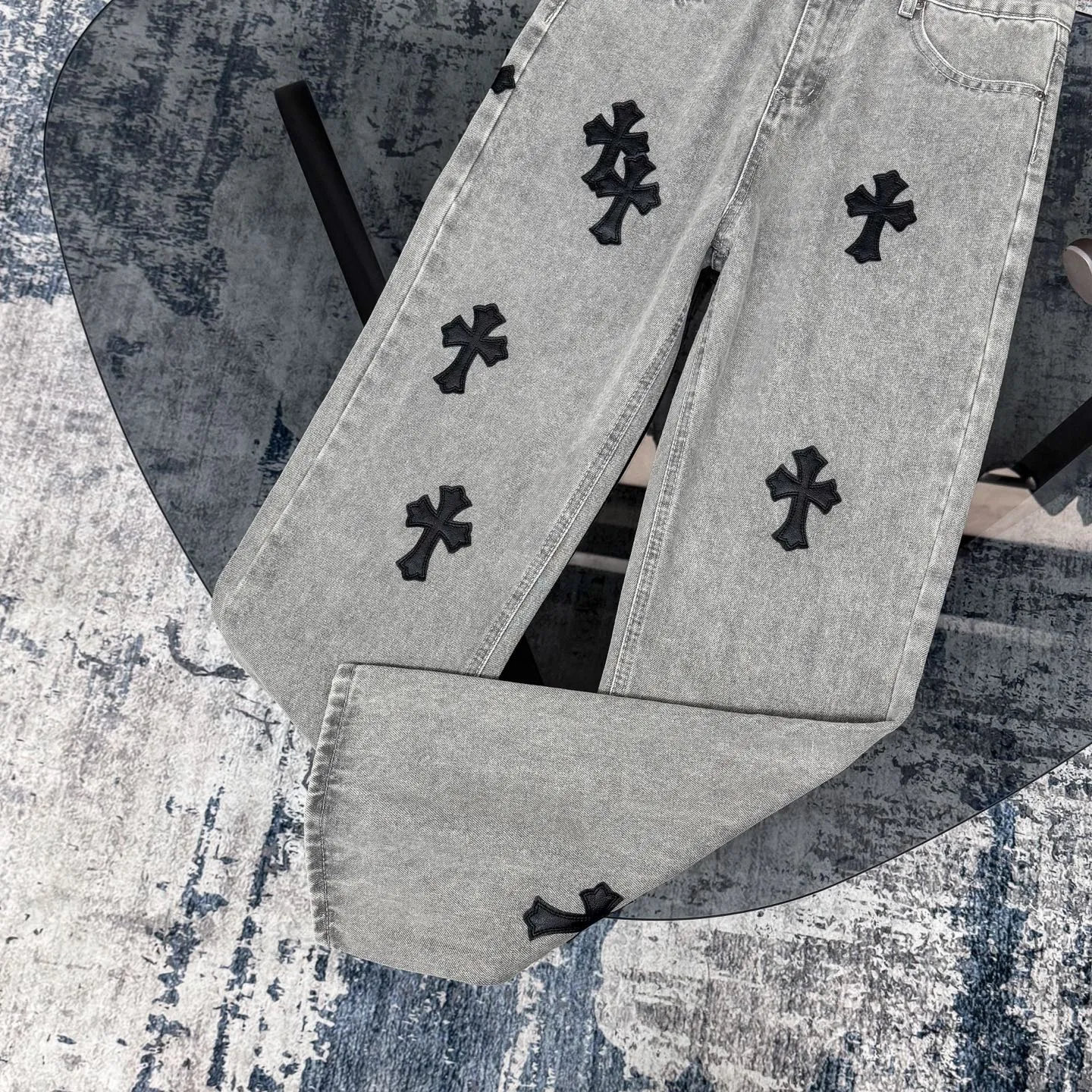 P230 Chrome Hearts CH Chrome Hearts Heavy Industry Damaged High Street Jeans exude unruly personality and unique charm. Every wear and tear is carefully designed to present a unique artistic feel. Made of imported denim fabric, which has undergone heavy industrial washing and destruction treatment, the trousers show a super cool effect on the upper body, allowing you to dominate the fashion stage.  This is more than just a pair of jeans, it is an expression of attitude. With its unique design concept and ultimate pursuit of details, Croxin breaks traditional boundaries and defines the jeans trend in the new era. The trousers are made of double-layer woven fabric and matched with customized hardware, showing an incomparably beautiful and unique style, making every wearer the focus of fashion. Imported denim fabric, super heavy-duty washed and damaged, the upper body is super cool! Customized hardware. Unbeatable and beautiful style. The production process is difficult. Full of high street feel. Color: Gray Size: S M L XL XXL